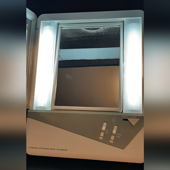 Slimline Electronic Make-up Mirror Adjustable Two-Way Mirror Receptical Plug - Picture 7 of 10